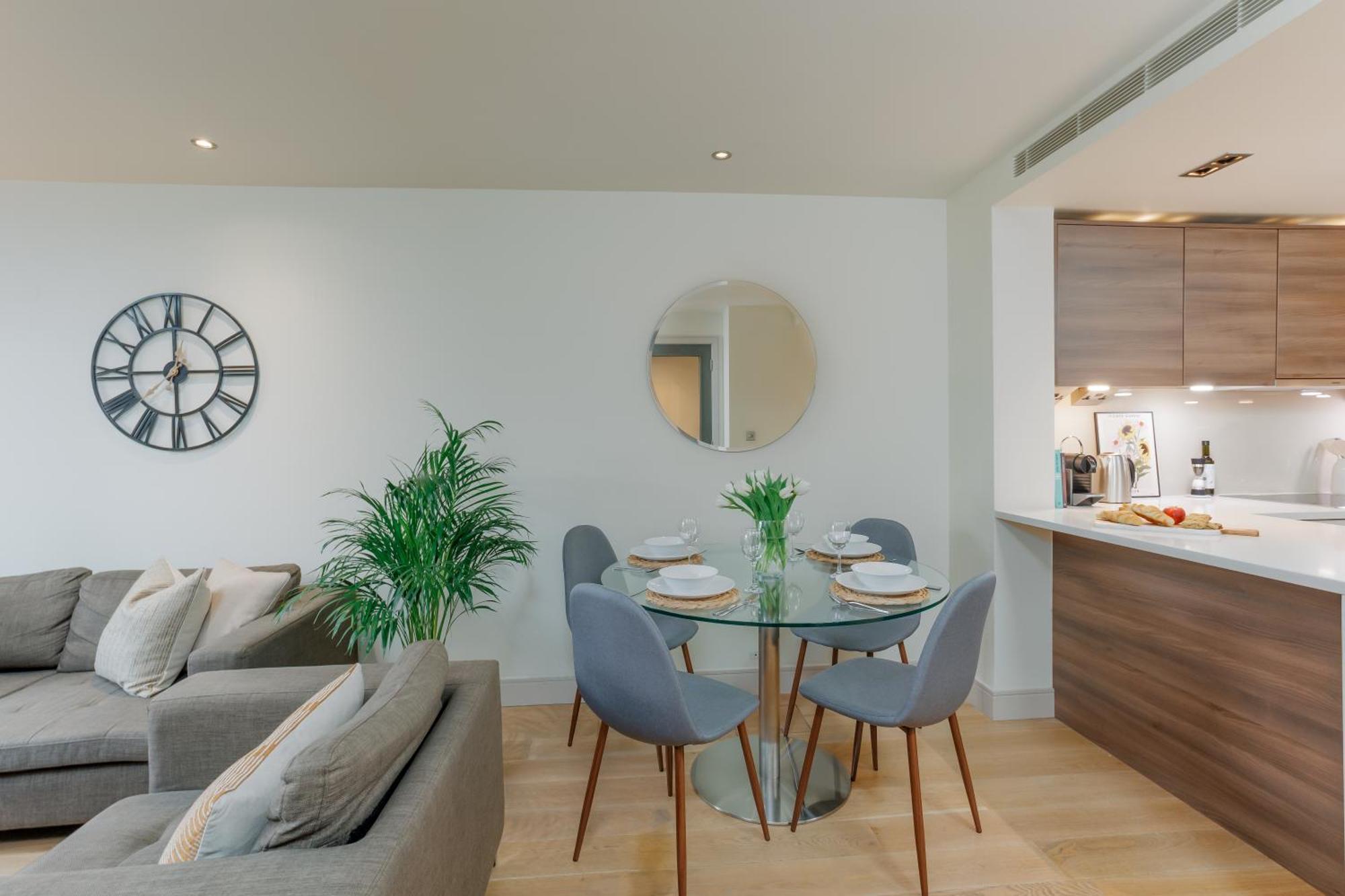 Starhost Residences - Spacious 1-bedroom With Balcony London